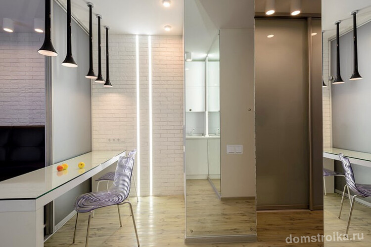 Имитация кирпичной кладки, выкрашенной в белый цвет, в современной типовой квартире