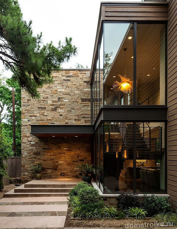 Шикарный загородный дом в стиле модерн с виниловым сайдингом под камень