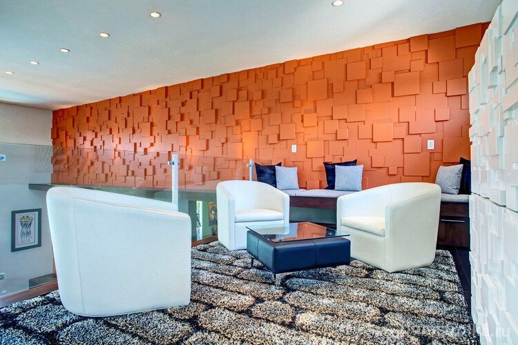 Яркие 3Д-стеновые панели в интерьере современной гостиной