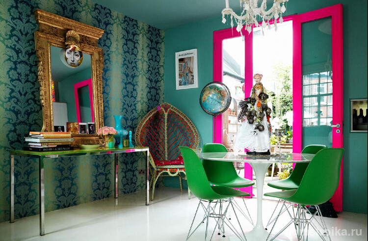 "Павлиний" уголок в столовой с цветом краски для стен, подобранной под цвет обоев с узором