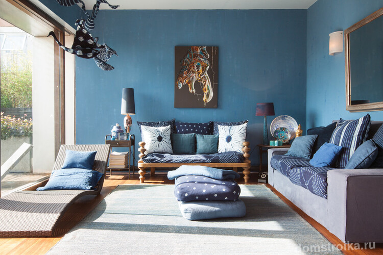 Приглушенный матовый синий цвет стен гостиной