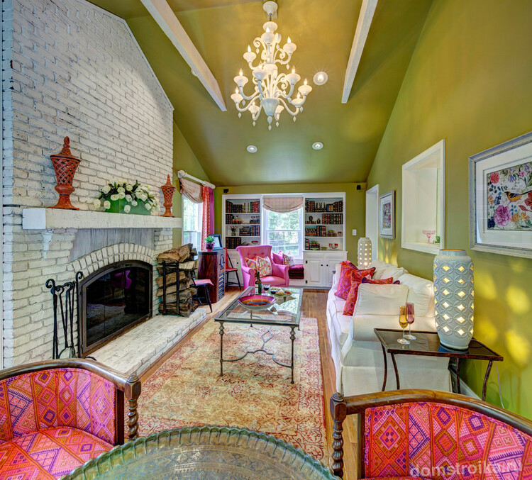 Насыщенный оливковый цвет стен и потолка в мансардной гостиной