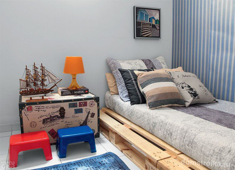 Прикроватная тумба из сундука в спальне морского стиля