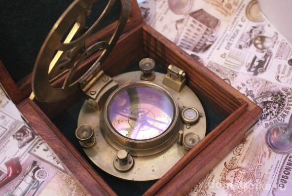 Морской компас с солнечными часами начала XX века.