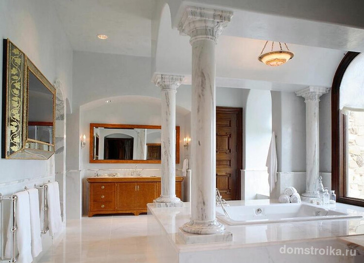 Красивые каменные колонны в ванной комнате