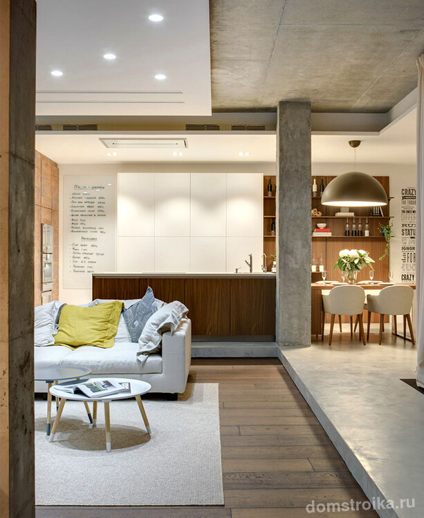 Зонирование гостиной и кухни-столовой благодаря бетонной колонне