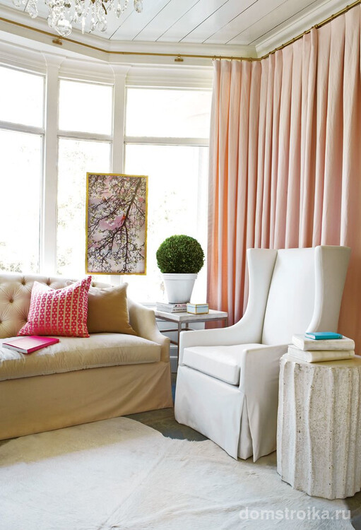 Нежные шторы розового оттенка прекрасно сочетаются с общим стилем интерьера в пастельных тонах
