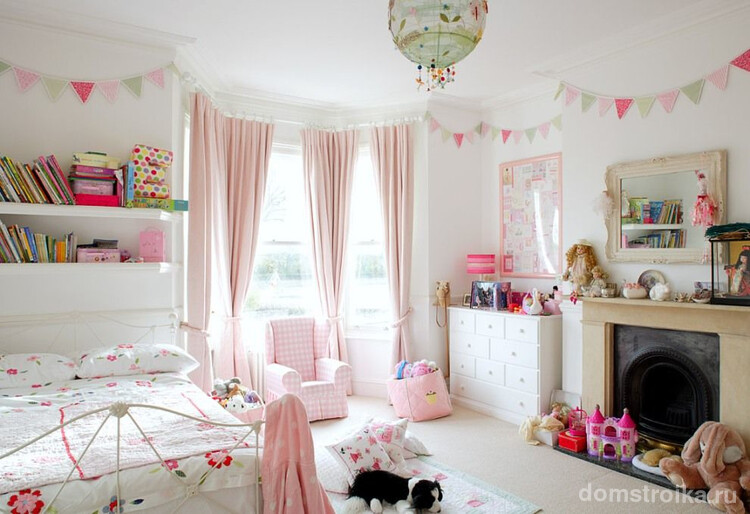 Шторы для эркерного окна, выполненные в нежно-розовом цвете прекрасно смотрятся в детской комнате
