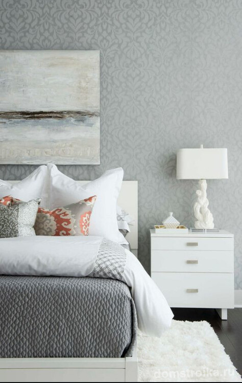 Спальня в серо-белых оттенках: картина, идеально вписывающаяся в интерьер комнаты