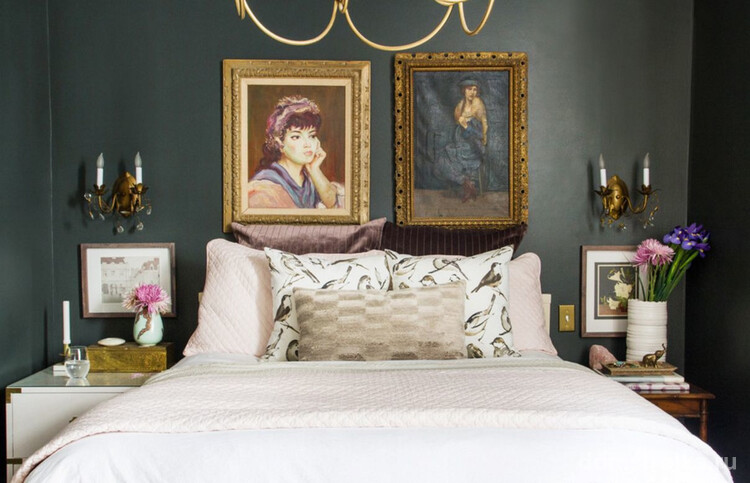 Картины с портретами в классической спальне