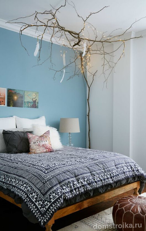 Спальня в бохо-стиле с маленькими масляными картинками, представляющими художественную ценность