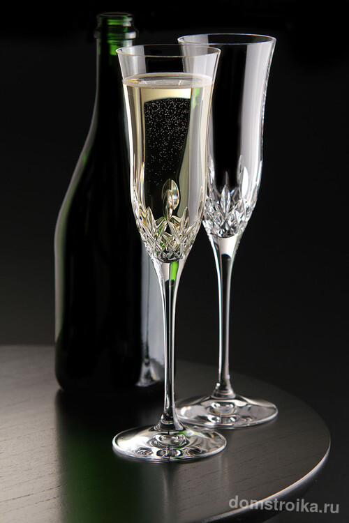 Элегантные высокие хрустальные фужеры для шампанского с узорами у основания бокала