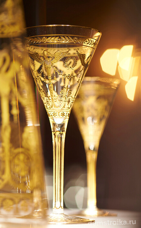 Хрупкие хрустальные фужеры для шампанского выглядят невероятно завораживающее в приглушенном свете
