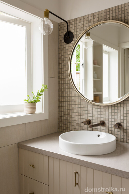 Красивое сочетание бежевой мозаики и белоснежной круглой раковины в дизайне ванной комнаты