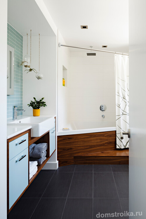 Контрастное сочетание темного дерева и белоснежной отделки в интерьере ванной