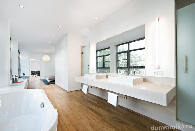 Ванная комната в белом цвете, совмещенная со спальней