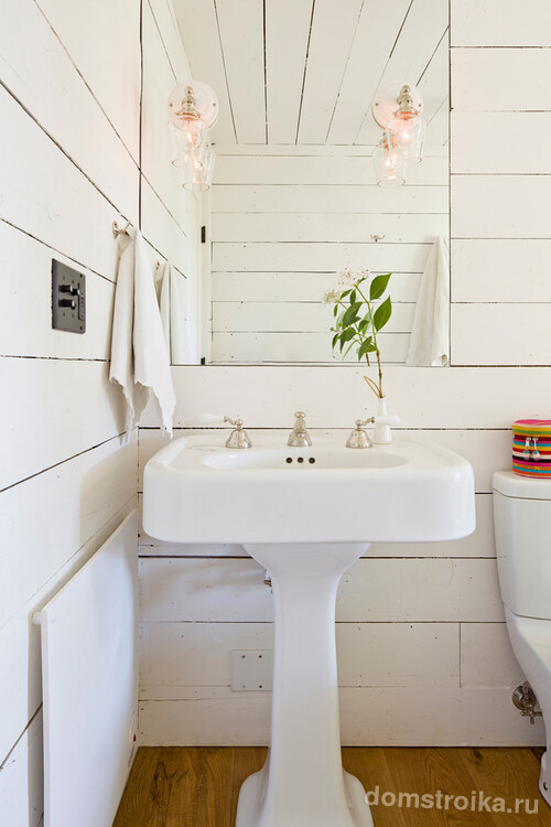 Интерьер ванной комнаты в стиле прованс с белой раковиной типа "Тюльпан"