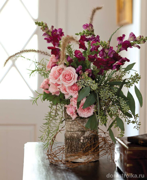 Декоративная ваза с наборным букетом из ирисок и нежной розы