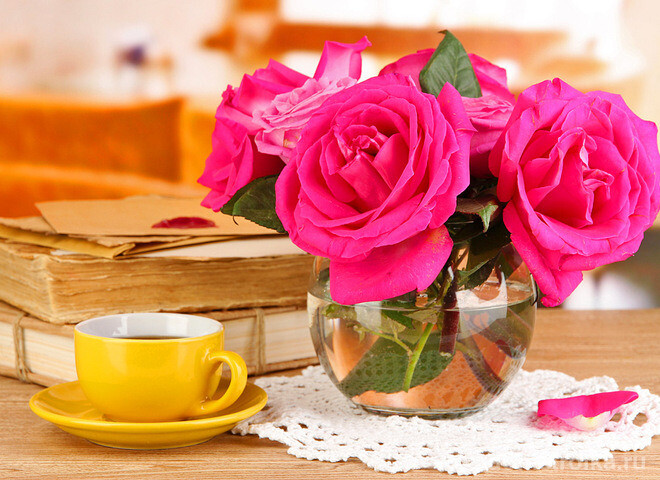 Достаточное количество и нужная температура воды в вазе обеспечат розе комфортное и долговременное прибывание в помещении