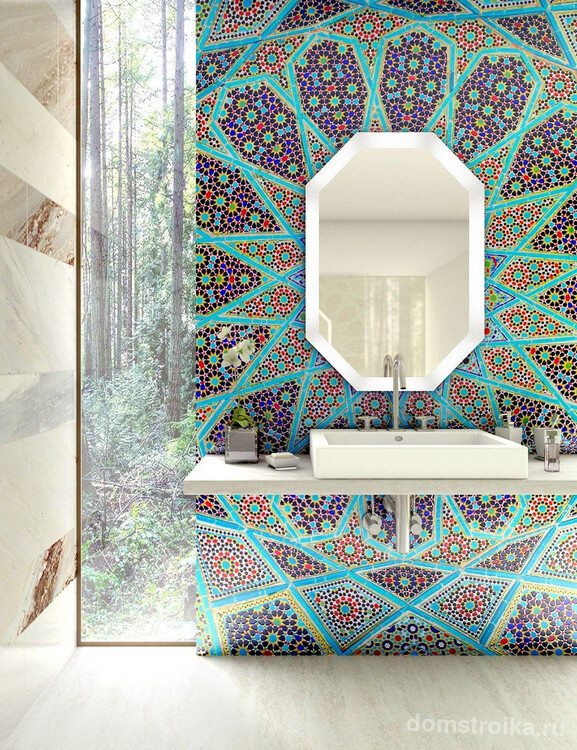 Мозаика в натуральных красках, украшающая ванную комнату