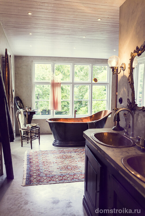 Просторная ванная комната с деревянным окном, практически, на всю стену