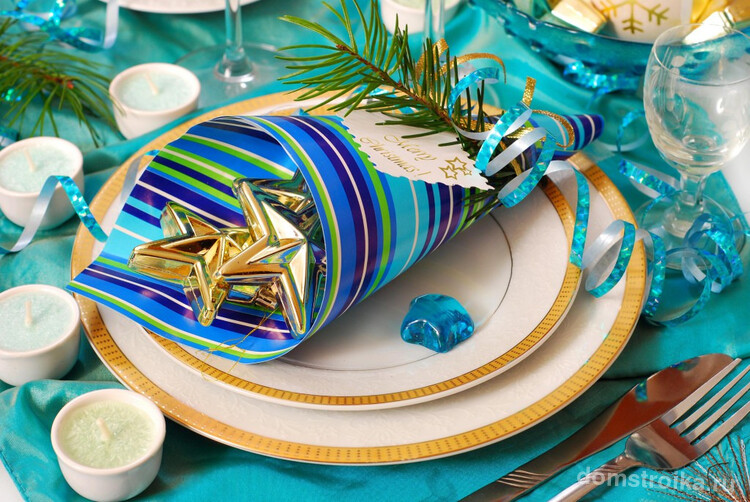 Золотисто - голубые оттенки декора выглядят стильно и празднично