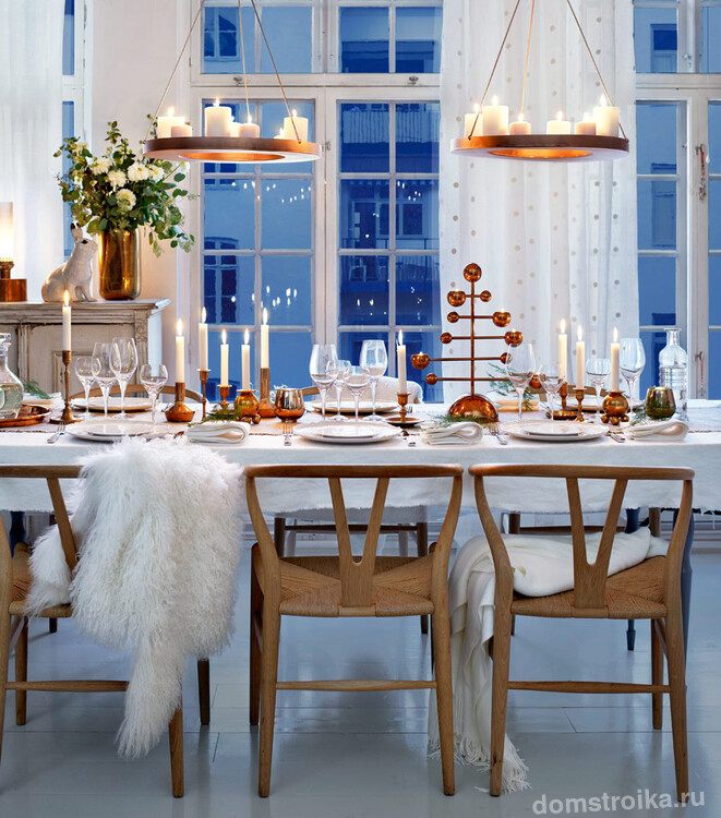 Сказочный образ новогоднего стола со множеством разных свечей
