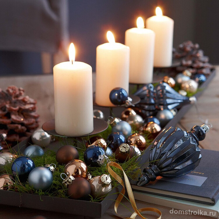 Не стоит загромождать свечами все пространство, они должны лишь подчеркивать новогоднюю атмосферу