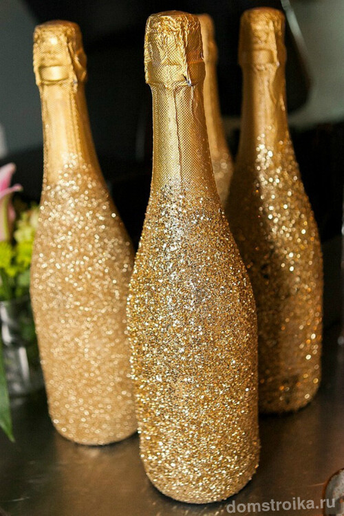 Праздничный декор шампанского золотистыми блестками