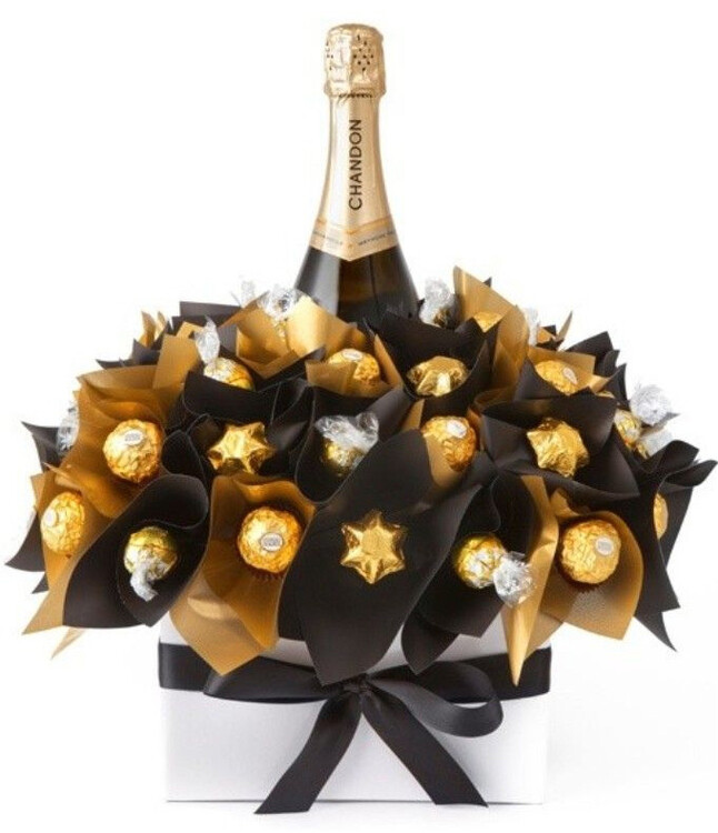 Новогодний "букет" из конфет и шампанского