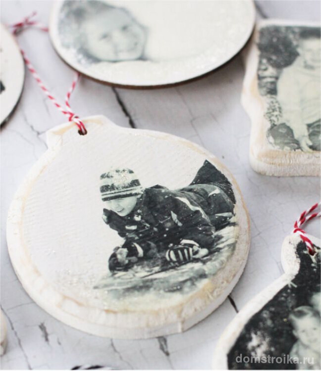 Игрушки со старыми черно-белыми фотографиями помогут разнообразить декор новогодней ёлки