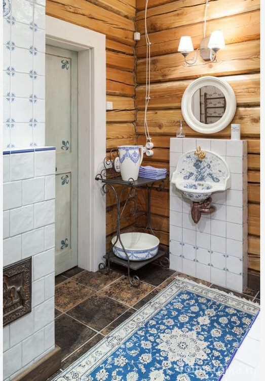 Шелковый ковер гармонично сочетается с антикварными предметами быта в ванной комнате