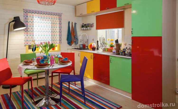 Разноцветный полосатый ковер на яркой кухне