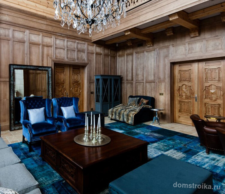Ковер с четкими формами отлично смотрится в интерьере классической гостиной