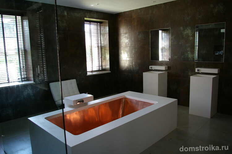 Необычная ванная с внутренней медной отделкой