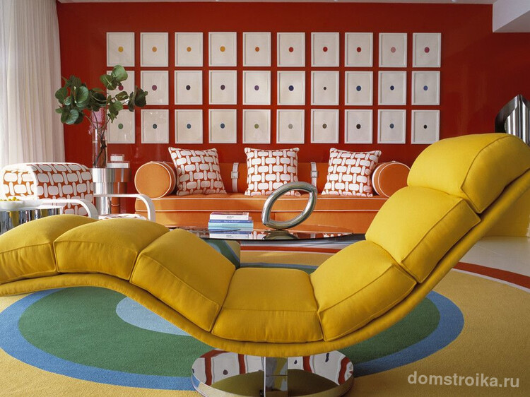 Гостиная комната в стиле модерн с серией картин, отличающихся между собой цветом. Композиция создает прямоугольную форму