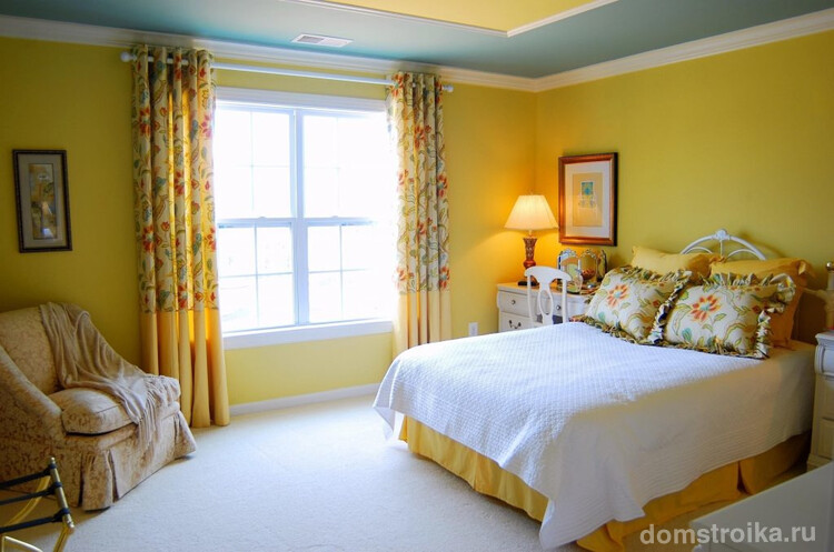 Плотные шторы на люверсах в спальне выполнены в расцветке обоев и предметов декора