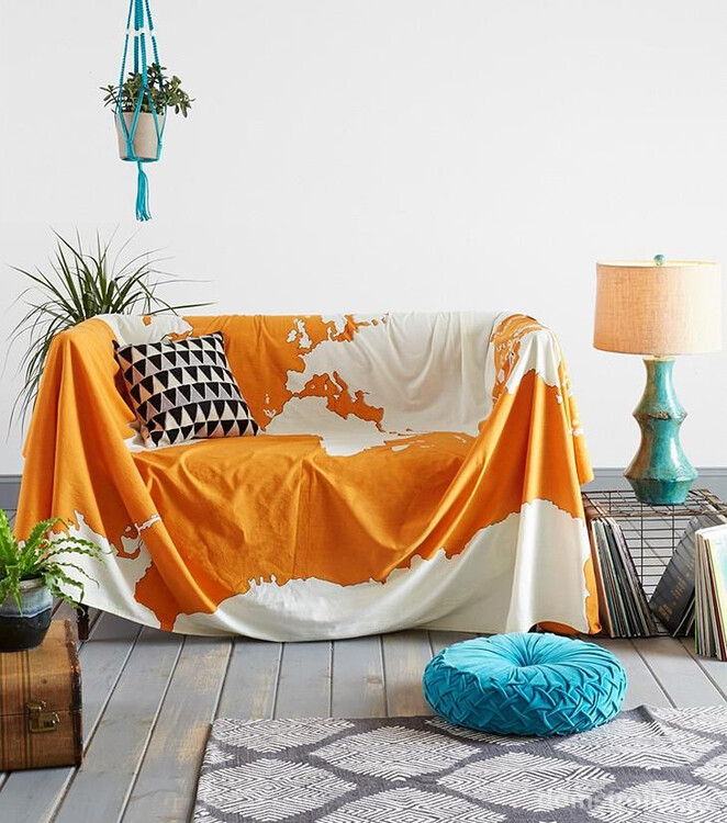 Легкая ситцевая накидка-чехол на диван яркой оранжевой расцветки