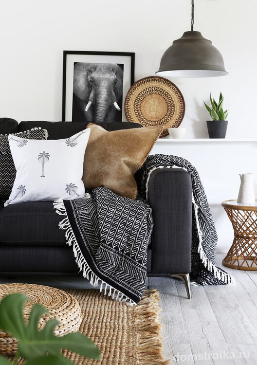 Черно-белое покрывало в тон к диванной обивке для комнаты в скандинавском стиле
