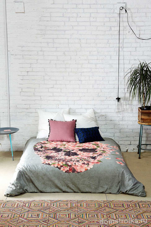 Надувной матрас для сна с насосом - цена, фото, рейтинг. Самое мобильное спальное место, подходящее для индустриального стиля - матрас на полу. В этом случае убранство постели решает всё