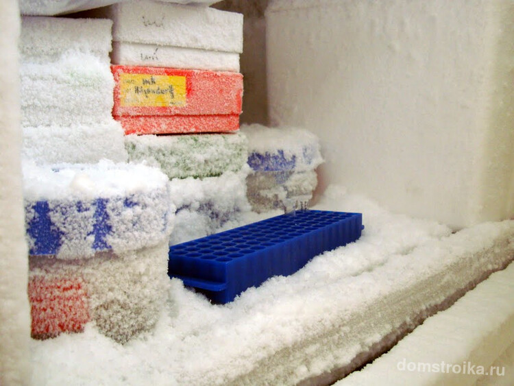 Лайфхак: быстро разморозить морозильную камеру или обледеневший холодильник можно с помощью пароочистителя