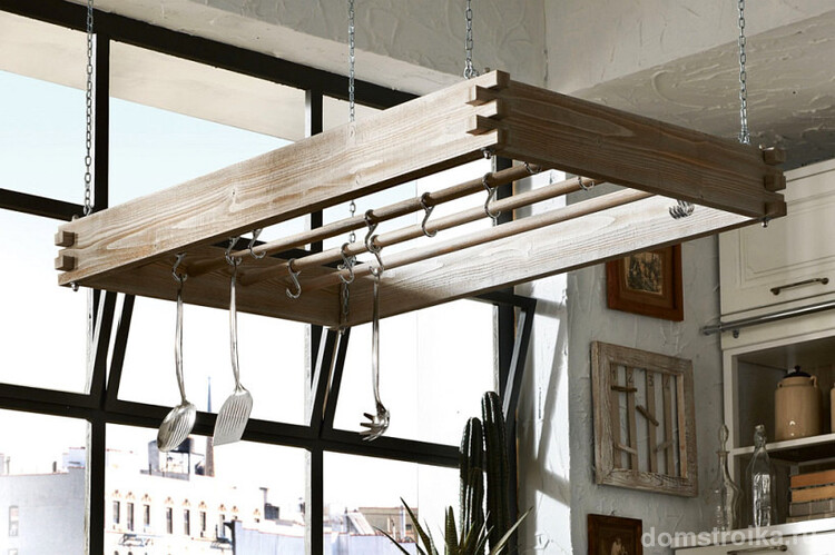 Подвесной деревянный рейлинг на цепях: отличный вариант для островных кухонь и барных стоек