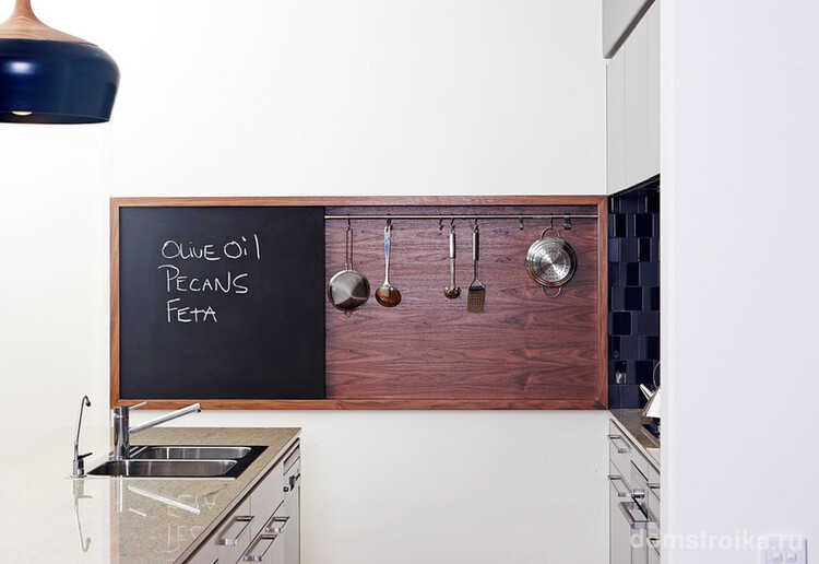 Практичный и элегантный вариант для белых стен кухни - крепить рейлинг к моющейся облицовочной панели