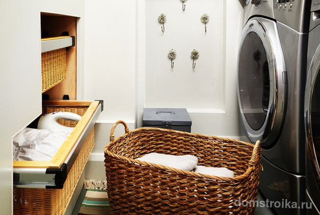 Традиционная плетеная корзина выглядит нейтрально и подходит к любому интерьеру ванной