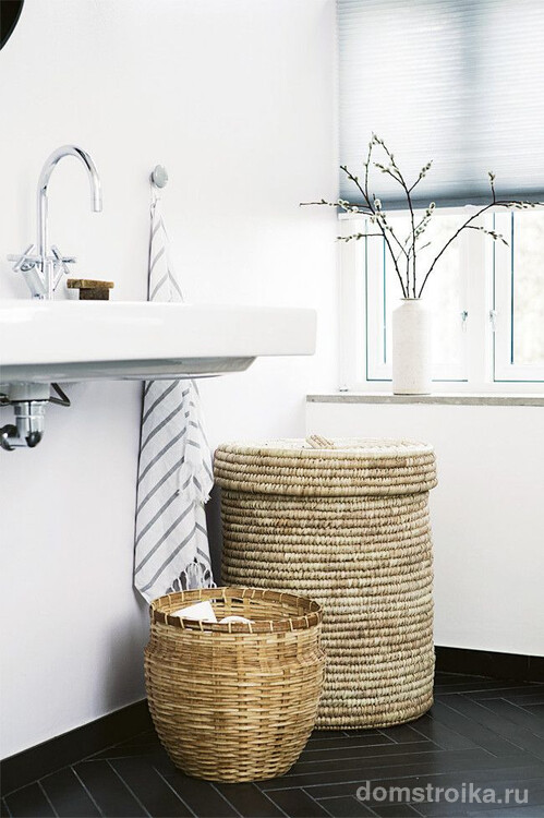 Плетеные из натуральных материалов: бамбука, лозы или водорослей, корзины для белья - вполне могут украсить интерьер большинства ванных комнат