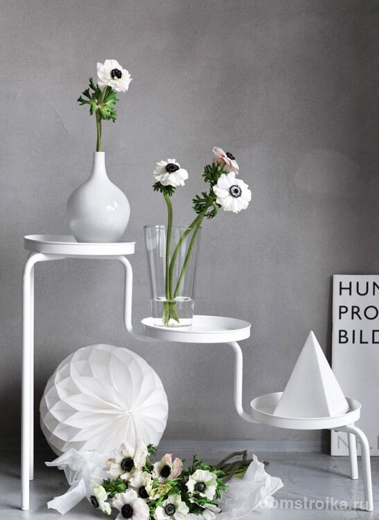 Для авангардных и минималистичных интерьеров: черно-белые анемоны на стильной белой кованой подставке в белых и стеклянных вазах