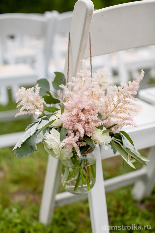 Живые цветы астильбы часто используются для свадебного и другого декора