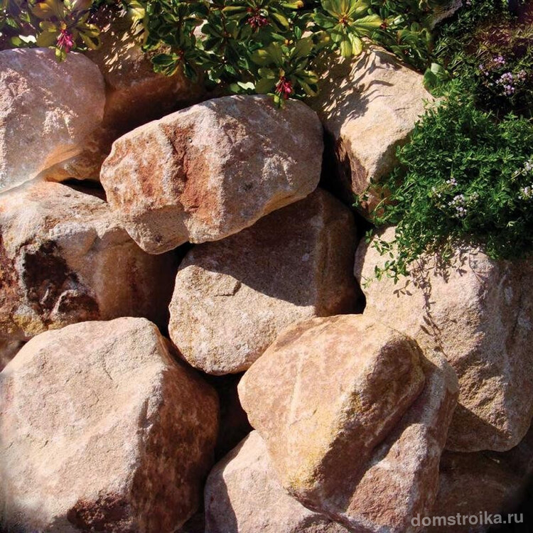 Неправильная форма натуральных камней сделает вашу постройку более оригинальной