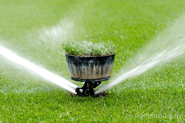 Так как поливать газон необходимо рано утром, рекомендуется установить автоматическую систему полива, запрограммированную на определенное время