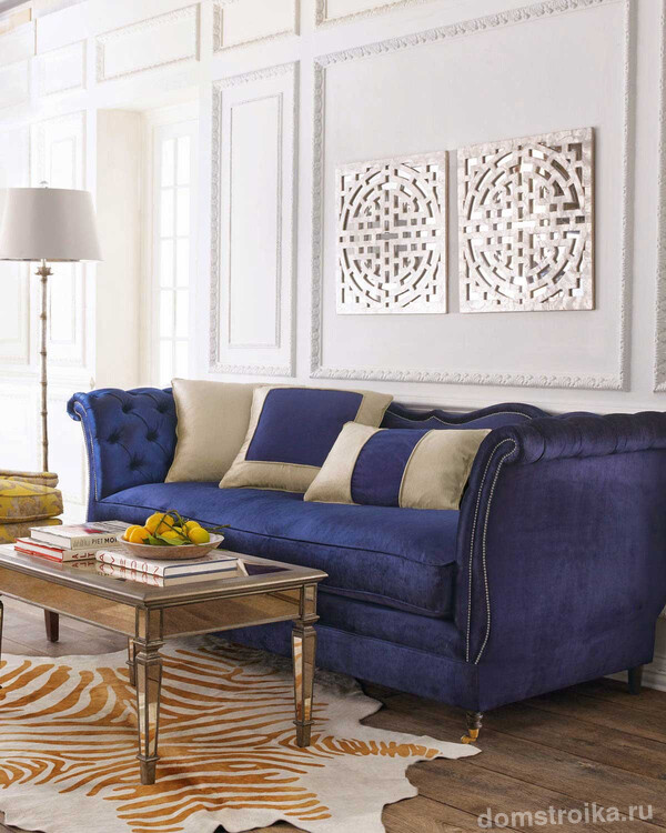 Диван синего цвета в интерьере, оформленном в стиле современная классика